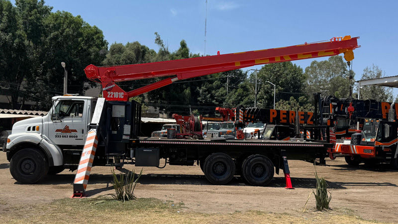 01-grua-titan-de-22-toneladas-gruas-industriales-perez-renta-de-gruas-industriales
